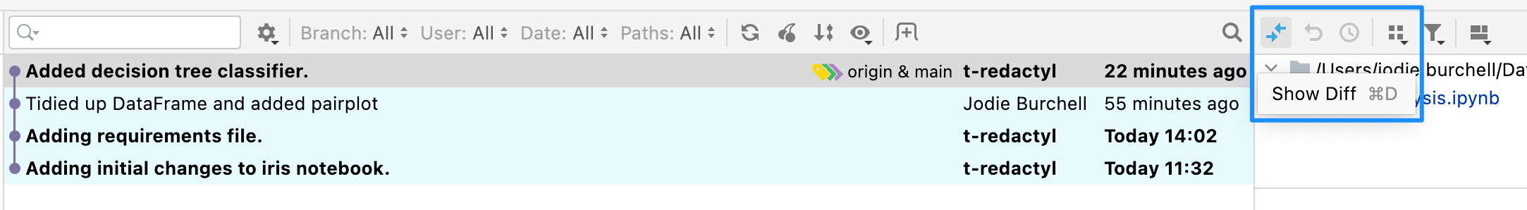Tangkapan layar menunjukkan "Tampilkan Perbedaan" tombol di tab Git di DataSpell.